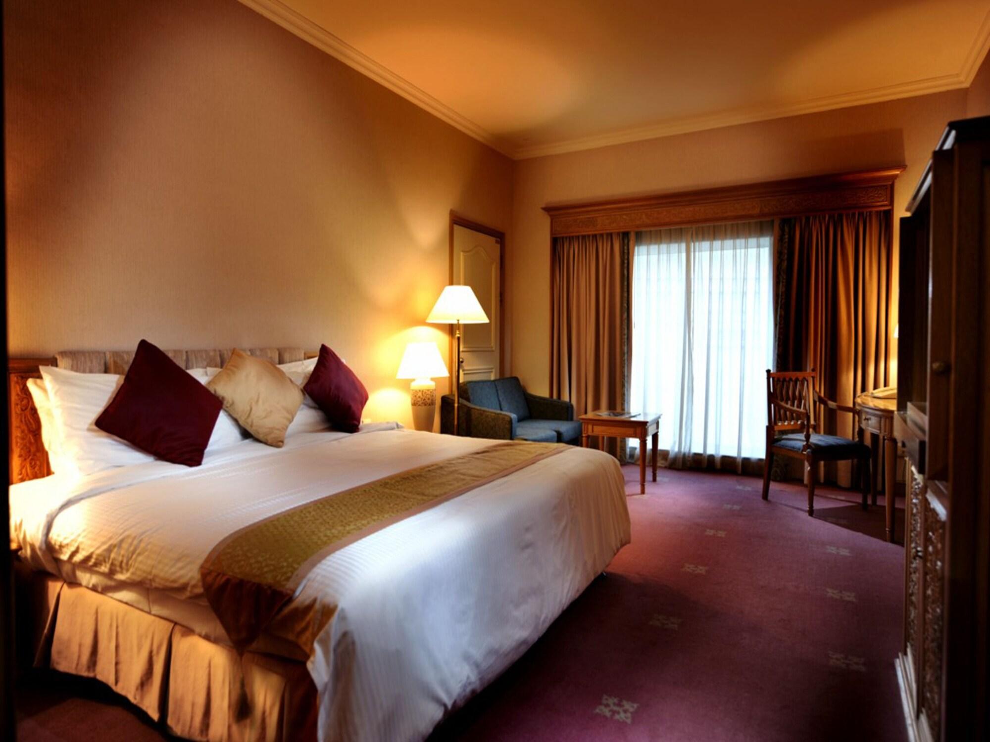 Puteri Wing - Riverside Majestic Hotel Kuching Esterno foto