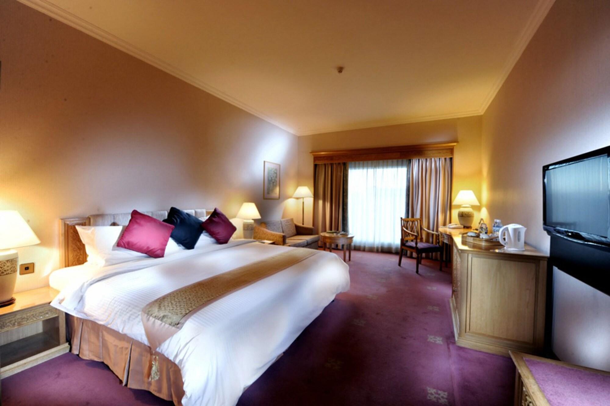 Puteri Wing - Riverside Majestic Hotel Kuching Esterno foto