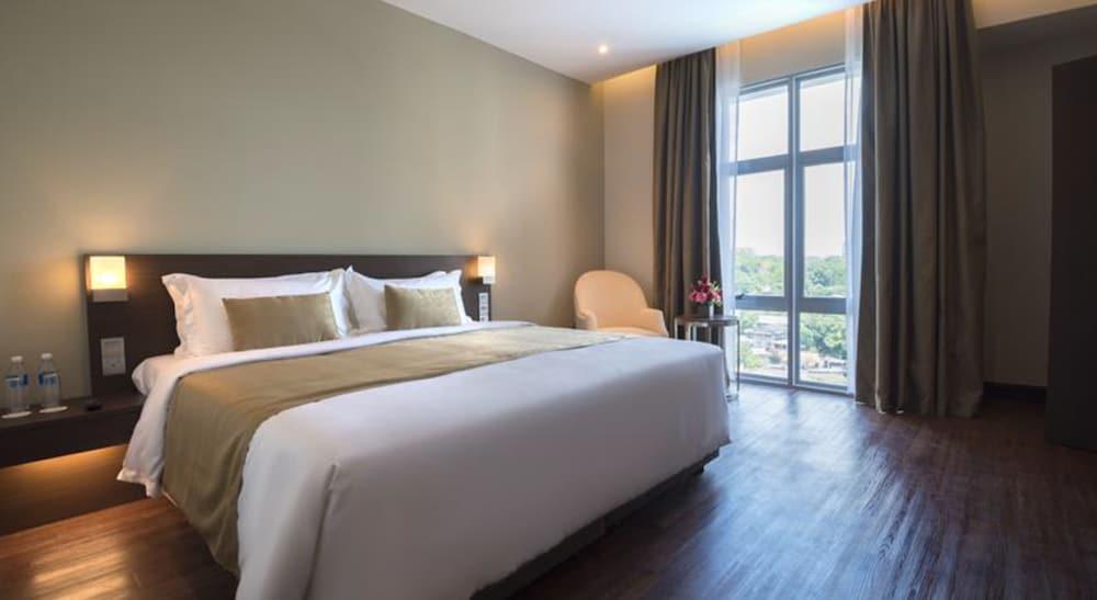 Puteri Wing - Riverside Majestic Hotel Kuching Esterno foto